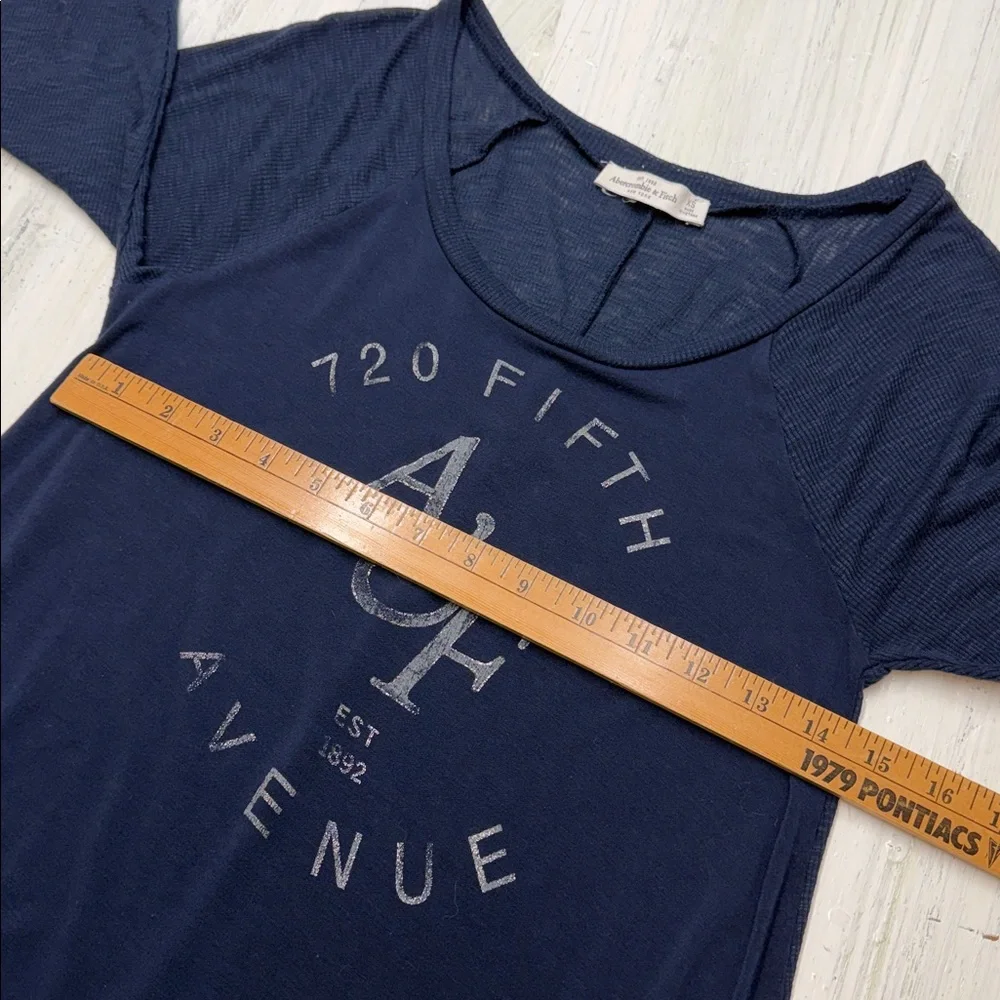 Abercrombie & Fitch Navy Blue Graphic High-Low Long Sleeve Top Sz XS - Picture 4 of 10